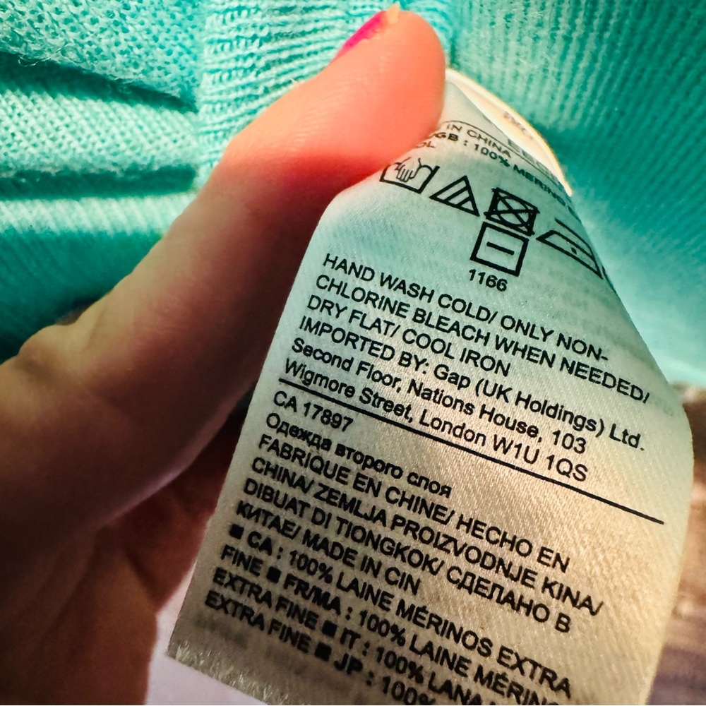 Banana Republic Brand New with tags Turquoise V-Neck Merino Wool Sweater - Picture 9 of 10
